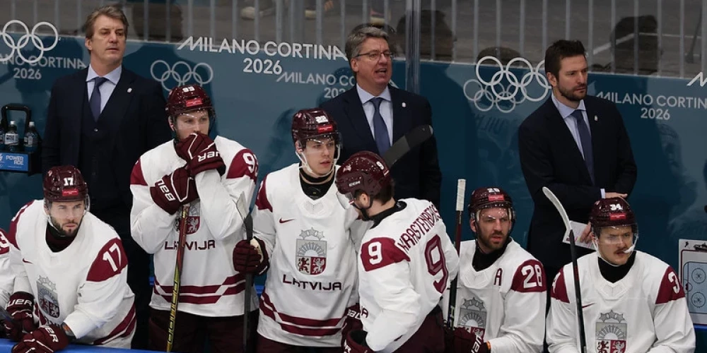 Harijs Vītoliņš (vidū) pēc spēles kļūdu neatzina.