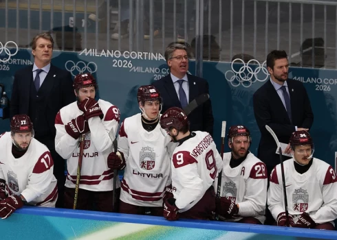 Harijs Vītoliņš (vidū) pēc spēles kļūdu neatzina.