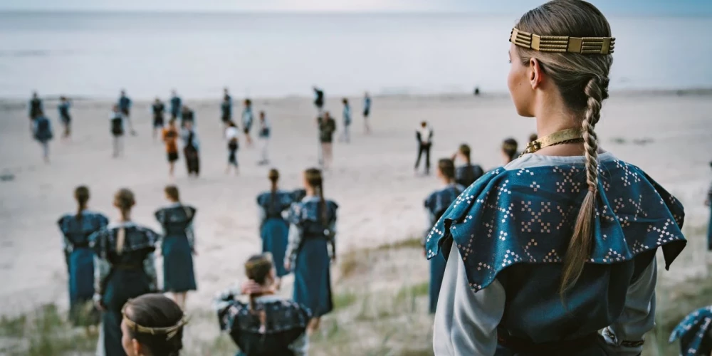 6500 jaunieši no vairāk nekā 200 Latvijas deju kolektīviem.