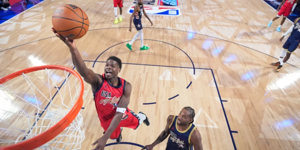 Entonijs Edvardss gūst grozu NBA Zvaigžņu spēlē.
