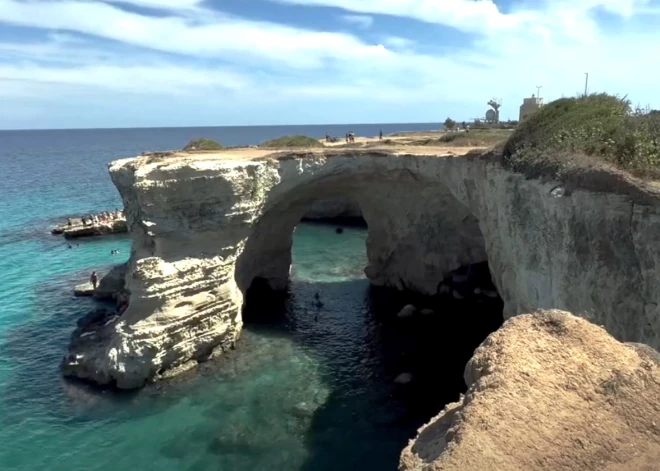 FOTO: neglābjami iznīcināts slavens Itālijas apskates objekts