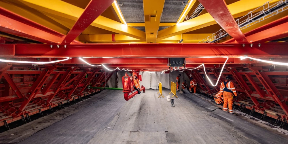 Техники работают над одним из 89 элементов на строительной площадке тоннеля.