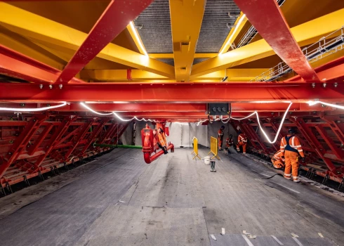 Техники работают над одним из 89 элементов на строительной площадке тоннеля.