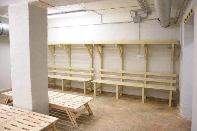 Jelgavā, Latvijas Biozinātņu un tehnoloģiju universitātes Meža un vides zinātņu fakultātes pagrabstāvā, ieguldot vairāk nekā 120 000 eiro, izveidota pilnībā aprīkota patvertne ar nepieciešamības gadījumā izvietot līdz pat 220 cilvēkiem. 