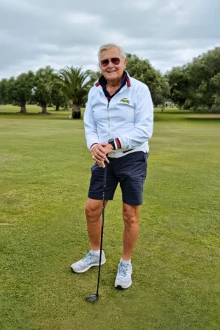 «Янис каждое утро плавает в бассейне, потом делает зарядку, играет в гольф или катается на велосипеде. Мы оба ответственно относимся к своему здоровью», — говорит Линда.