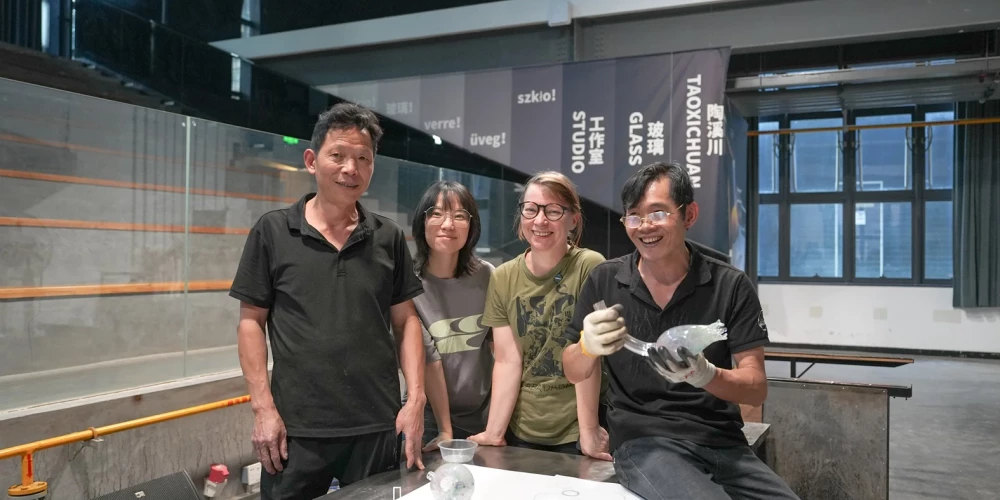 Marta Ģibiete jauno darbu kolekciju veidojusi no Ķīnas vietējiem materiāliem, kausējusi parasto logu stiklu un apvidum raksturīgo zaļgano stiklu, lietojusi vietējās Džingedženas virsglazūras krāsas, ko parasti izmanto porcelāna apgleznošanai. 