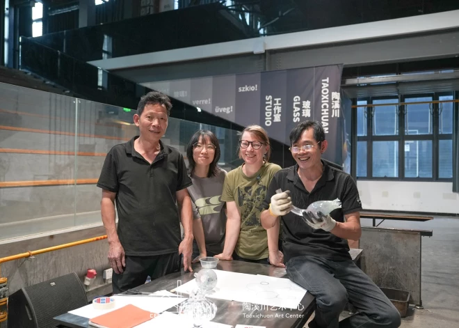 Galerijā “Istaba” ir skatāma stikla mākslinieces Martas Ģibietes personālizstāde “Made in China”