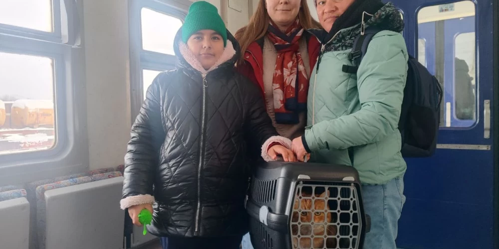 Эвита Савицкая провожает беженцев из Черновцов.