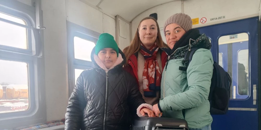 Эвита Савицкая провожает беженцев из Черновцов.