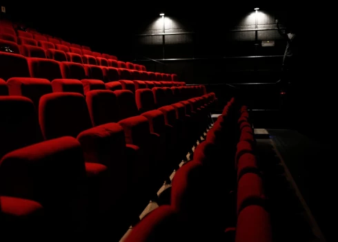 Rīgā kinoteātrī starp diviem apmeklētājiem izceļas maznozīmīgs konflikts, kas beidzas ar slepkavību. 