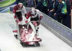 Латвийский экипаж боба-двойки после двух заездов на шестом месте