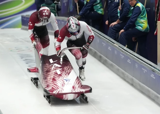 Латвийский экипаж боба-двойки после двух заездов на шестом месте