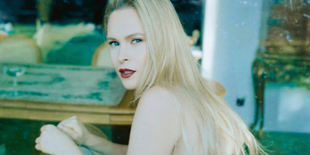 Mūzikā Linda Kalniņa jeb Lily debitēja 2002. gadā kā Laura Reinika bekvokāliste, vēlāk gūstot plašu atpazīstamību realitātes šovā “Fabrika”. 