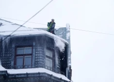 Рига предупреждает домовладельцев: ленточки не спасут от ответственности и необходимости чистить крышу