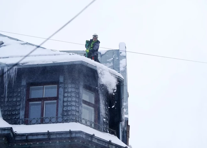 Рига предупреждает домовладельцев: ленточки не спасут от ответственности и необходимости чистить крышу