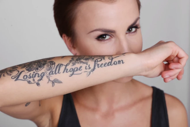 Žurnālam "Kas Jauns" par saviem uztetovētajiem citātiem Paula reiz teica: “Filma "Cīņas klubs" ir man mīļa, tāpēc uztetovēts zīmīgs citāts no tās. Pamatideja: pārlieku lielas cerības par nākotni bieži radījušas manī vilšanos. Tikai tad, kad tās atmetu, spēju novērtēt to, kas man ir dots šeit un tagad."