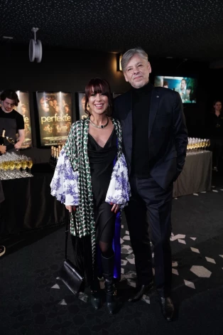 Linda Kalniņa un Dž. Dž. Džilindžers pirmizrādes vakarā burtiski bija uz izķeršanu, sniedzot intervijas, pieņemot apsveikumus un ik pa laikam kopā pozējot fotogrāfiem.