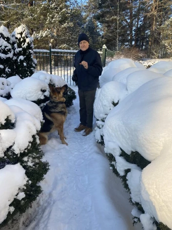 Rihards pēc pirmās sirds operācijas pastaigājas pa pagalmu ar ģimenes četrkājaino mīluli.