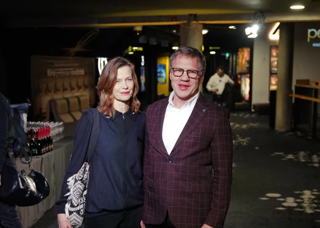 Rīgas domnieks Andris Ozols un miljonāra Ainara Gulbja atraitne Una Kārkliņa kopdzīvi sākt vēl nesteidzas