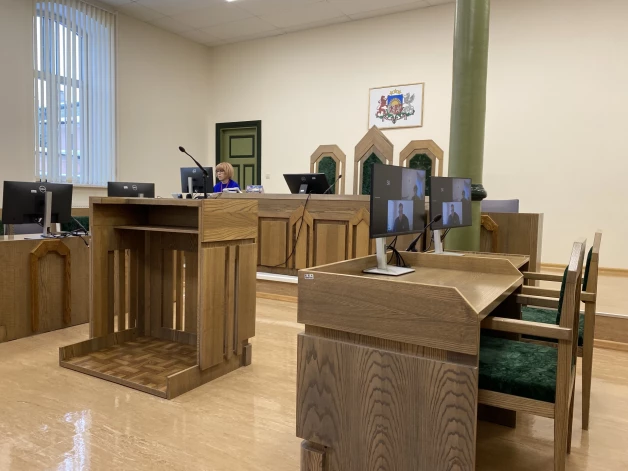 12. februārī tiesai bija iespēja Kaimiņu uzklausīt. Gan apsūdzības puse – prokurors Ivo Ivanovs –, gan apsūdzētais Artuss Kaimiņš un viņa aizstāve Faila Abbasova sēdē piedalījās video tiešsaistes režīmā.