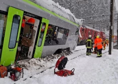 Šveicē pēc izbraukšanas no tuneļa notikusi baisa avārija - lavīnas dēļ no sliedēm noskrējis vilciens; ir vairāki cietušie