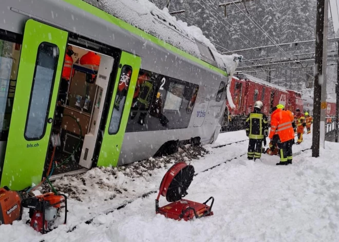 Šveicē pēc izbraukšanas no tuneļa notikusi baisa avārija - lavīnas dēļ no sliedēm noskrējis vilciens; ir vairāki cietušie