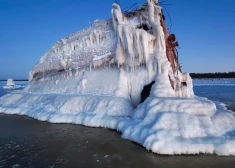 Rīdzinieki pa ledu dodas apskatīt kuģa vraku.