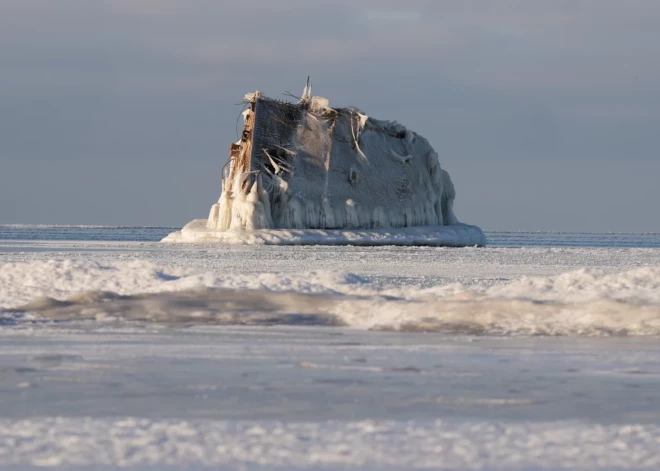 Жители Риги игнорируют запрет и отправляются по льду посмотреть на затонувший корабль на Мангальсале