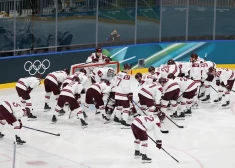 Olimpisko spēļu 11. diena: hokejisti pret zviedru miljonāriem, bobslejisti cīņā par vietu sešiniekā