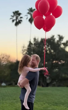 Šī ir otrā reize, kad pāris publicējis foto, kurā redzama Lilibetas seja.