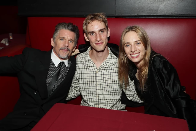 Maija Hauka ar tēti Ītanu Hauku un brāli Levonu Hauku 2025. gada septembrī.