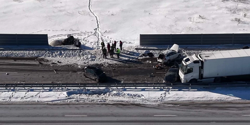Под Кекавой девять машин столкнулись в густом тумане.