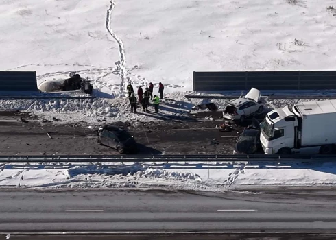 Под Кекавой девять машин столкнулись в густом тумане.