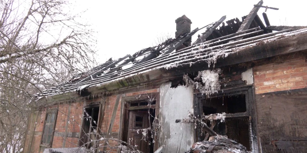 Пламя охватило весь дом площадью 150 квадратных метров, а его жильца нашли только спустя пару часов.