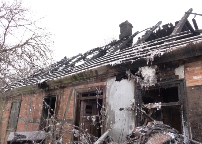 Один дом - три трагедии в Элейской волости: отец сгорел, мать погибла в метель, теперь в пожаре умер их сын