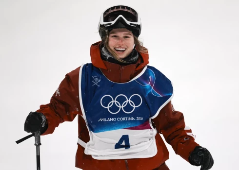 Kanādas sportiste Meganda Oldema pirmdien izcīnīja zelta medaļu olimpisko spēļu sacensībās frīstaila slēpošanā "Big Air" disciplīnā.