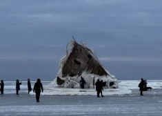 Рижанин провалился под лед на Мангальсале и теперь ищет мужчину, который его вытащил