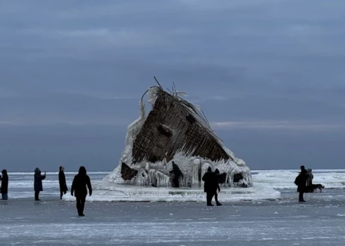 Прогулка по люду к затонувшему кораблю - крайне опасна!
