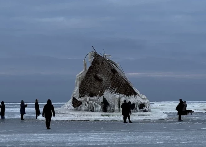 Рижанин провалился под лед на Мангальсале и теперь ищет мужчину, который его вытащил 