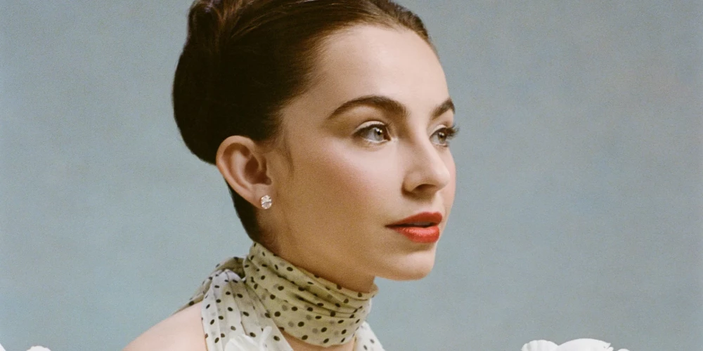 Dziedātāja Stella Kola.