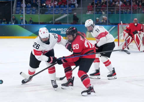 Kanādas hokejistes sasniedz olimpisko spēļu finālu.