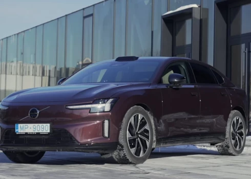 Vienmotora versijā Volvo ES90 ir klasiskā piedziņa un 333 zirgspēki. 