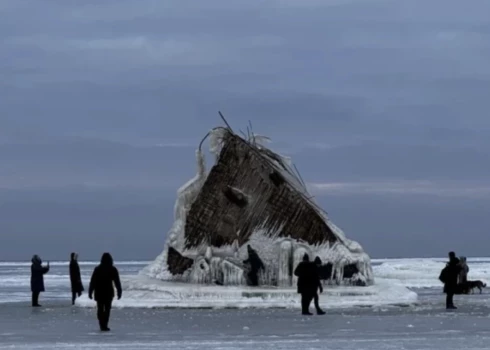 Pastaiga pa ledu pie nogrimuša kuģa ir ārkārtīgi bīstama!