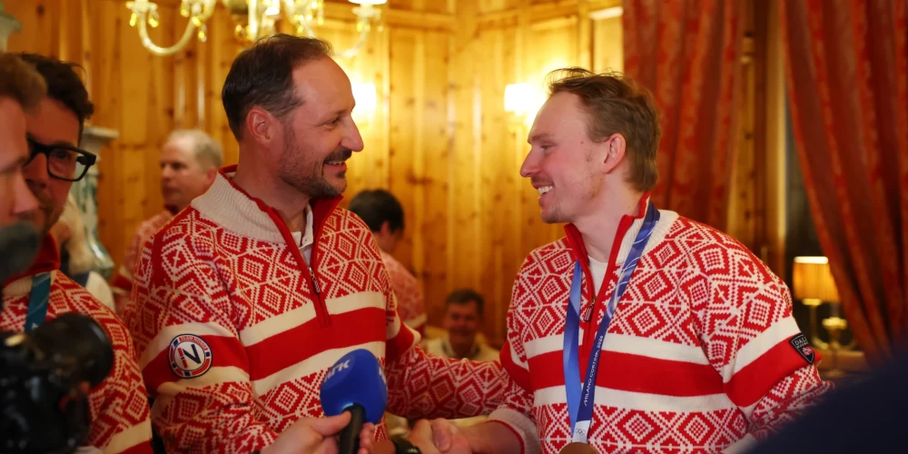 Norvēģijas kroņprincis Hokons sveic kalnu slēpotāju Henriku Kristofersonu ar izcīnīto bronzas medaļu slalomā.