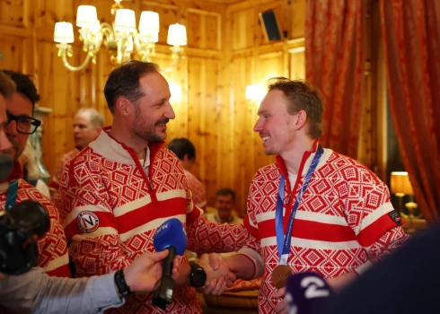 Norvēģijas kroņprincis Hokons sveic kalnu slēpotāju Henriku Kristofersonu ar izcīnīto bronzas medaļu slalomā.