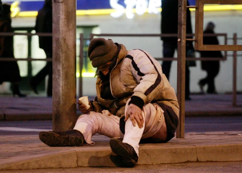 Bezpajumtnieks uz gājēju pārejas 13.janvāra ielā.