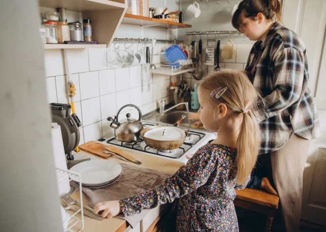 Карьера или дети? В Латвии декрет может заметно уменьшить будущую пенсию женщины