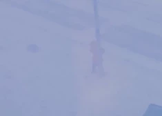 VIDEO: vētra ar sniegputeni paralizē dzīvi Čukotkā — cilvēki knapi spēj noturēties kājās