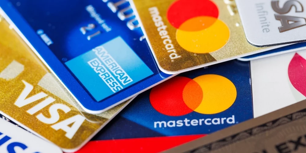 Lielbritānijas bankas vēlas paātrināt analoga izveidi maksājumu sistēmām "Visa" un "Mastercard".