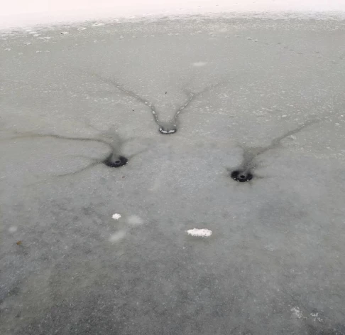 Iedzīvotāji uz aizsalušiem ezeriem pamanījuši neparastus skatus.